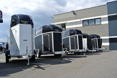 Offret27c00fb166c6429493f96043c5b04b73_mv2-1.jpg Vans Humbaur Capacité 1,5 Chevaux – Image 1