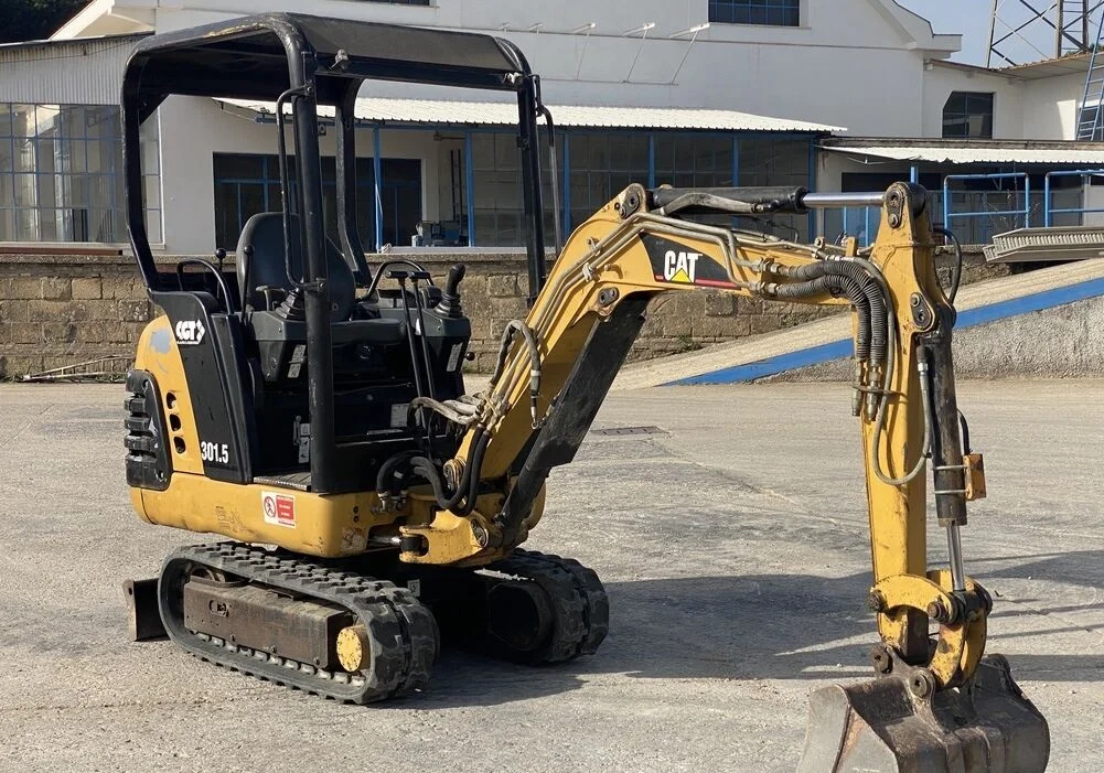 cat2-1.webp CATERPILLAR 301.5 + BRH + 3 GODETS – Image 1