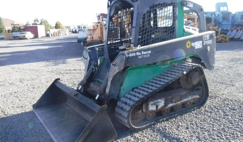 j1-4.webp 2011 JOHN DEERE 319D – Image 1